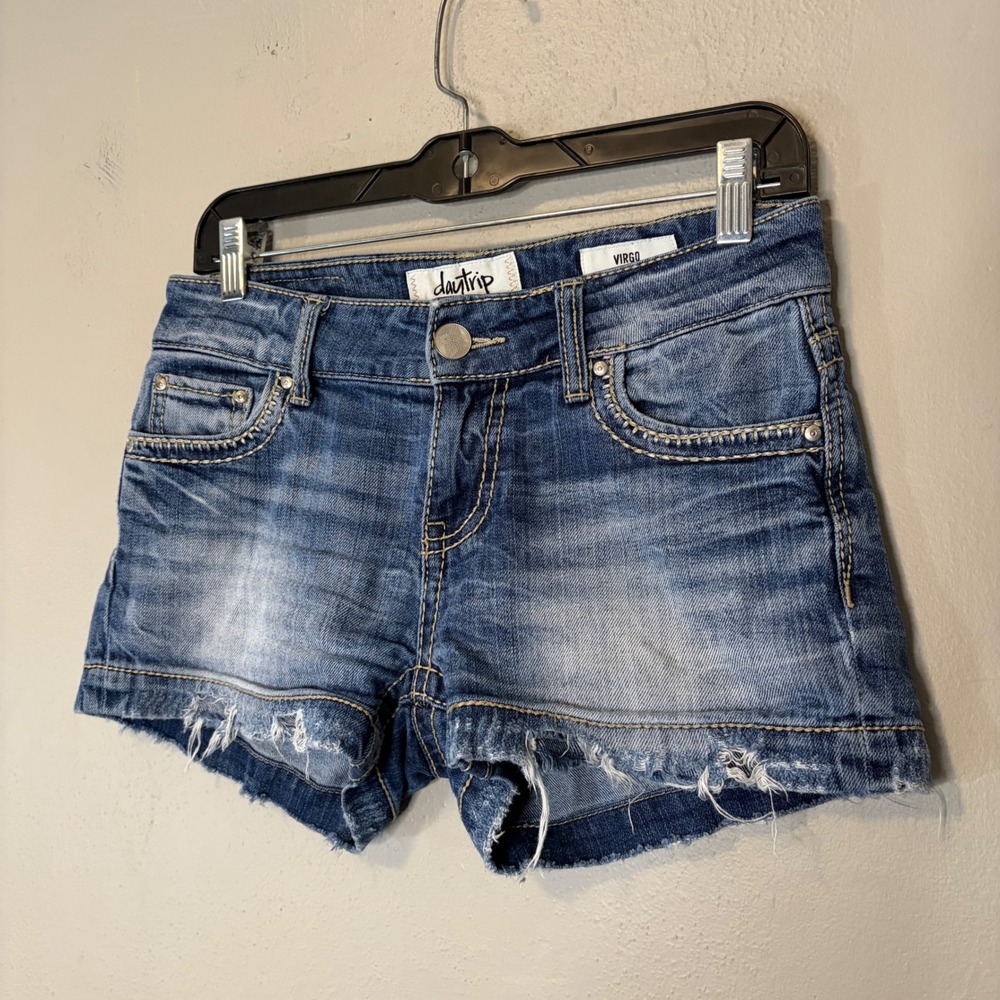 Daytrip Virgo Denim Shorts Medium Wash Distressed Raw Hem Size 26 DBK817